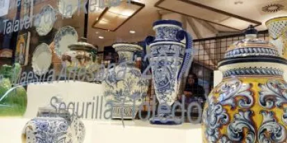Artesanía y tradición de la región se dan la mano para iluminar los escaparates de la Oficina de Castilla-La Mancha en la Gran Vía de Madrid Artesanía y tradición de la región se dan la mano para iluminar los escaparates de la Oficina de Castilla-La Mancha en la Gran Vía de Madrid