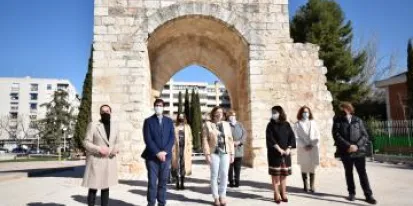 La consejera de Economía, Empresas y Empleo, Patricia Franco, visita el entorno del Arco del Torreón del Alcázar y sus galerías La consejera de Economía, Empresas y Empleo, Patricia Franco, visita el entorno del Arco del Torreón del Alcázar y sus galerías