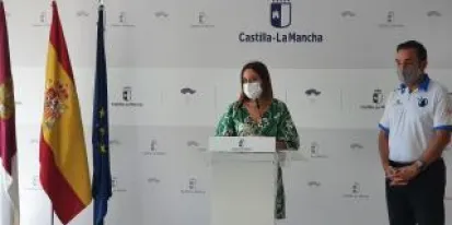 La directora general de Turismo, Comercio y Artesanía, Ana Isabel Fernández, firma el patrocinio turístico de Castilla-La Mancha de la regata de traineras de la Bandera Donostiarra, que se celebrará en la localidad de San Sebastián. La directora general de Turismo, Comercio y Artesanía, Ana Isabel Fernández, firma el patrocinio turístico de Castilla-La Mancha de la regata de traineras de la Bandera Donostiarra, que se celebrará en la localidad de San Sebastián.