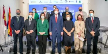 La consejera de Economía, Empresas y Empleo, Patricia Franco, firma con el secretario de Estado de Turismo y las entidades locales los Planes de Sostenibilidad Turística de la convocatoria ordinaria y extraordinaria que se van a desarrollar en la regió La consejera de Economía, Empresas y Empleo, Patricia Franco, firma con el secretario de Estado de Turismo y las entidades locales los Planes de Sostenibilidad Turística de la convocatoria ordinaria y extraordinaria que se van a desarrollar en la región
