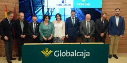 imagen de la noticia La consejera de Economía, Empresas y Empleo, Patricia Franco, firma, con el director general de Globalcaja, Pedro Palacios, dos convenios de colaboración entre la entidad y el Gobierno de Castilla-La Mancha en materia de formación y empresas