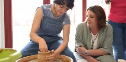 imagen de la noticia La ‘Summer School’ impulsada por el Gobierno de Castilla-La Mancha en Talavera de la Reina pone el foco internacional en la cerámica y la gastronomía regional