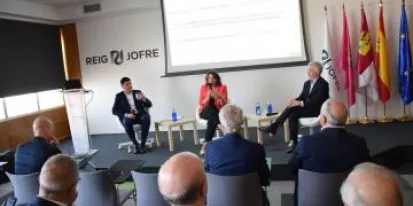 imagen de la noticia El Gobierno de Castilla-La Mancha destaca la importancia de la industria farmacéutica en el avance de la industrialización en la región