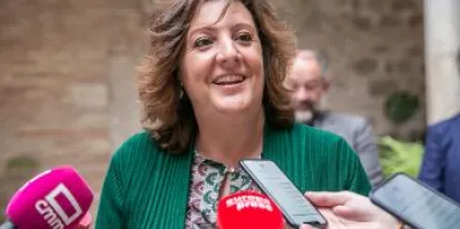 imagen de la noticia La consejera de Economía, Empresas y Empleo, Patricia Franco, presenta, junto al rector de la Universidad de Castilla-La Mancha, Julián Garde, el libro de Casos de Éxito en la Economía Social en Castilla-La Mancha.