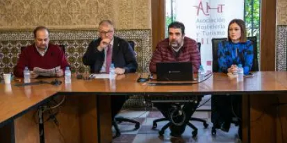 imagen de la noticia La directora general de Turismo, Comercio y Artesanía, Ana Isabel Fernández, asiste a la presentación del vídeo promocional de la hostelería de Toledo, en un acto que se ha celebrado en la sede de Fedeto.